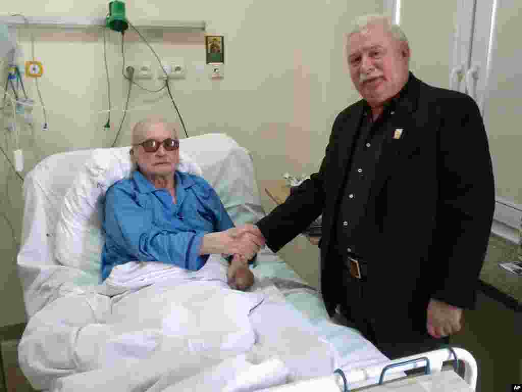 Lech Walesa shakes hands in a powerful gesture of reconciliation with Poland&#39;s last communist leader, General Wojciech Jaruzelski, at a Warsaw hospital. (AP Photo/lechwalesa.blip.pl)