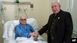 Лех Валенса (справа) посещает Ярузельского в варшавском госпитале, 24 сентября 2011 