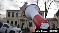 Socialiștii au protestat în fața ambasadelor SUA și a României