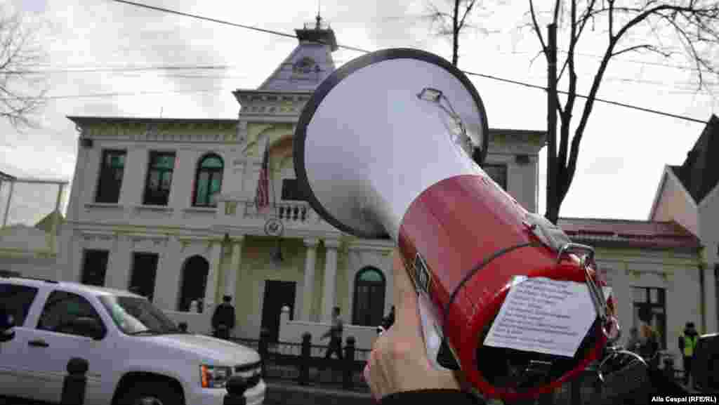 În fața ambasadei SUA