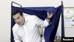 Прем'єр-міністр Греції Алексіс Ципрас під час голосування на референдумі 5 липня