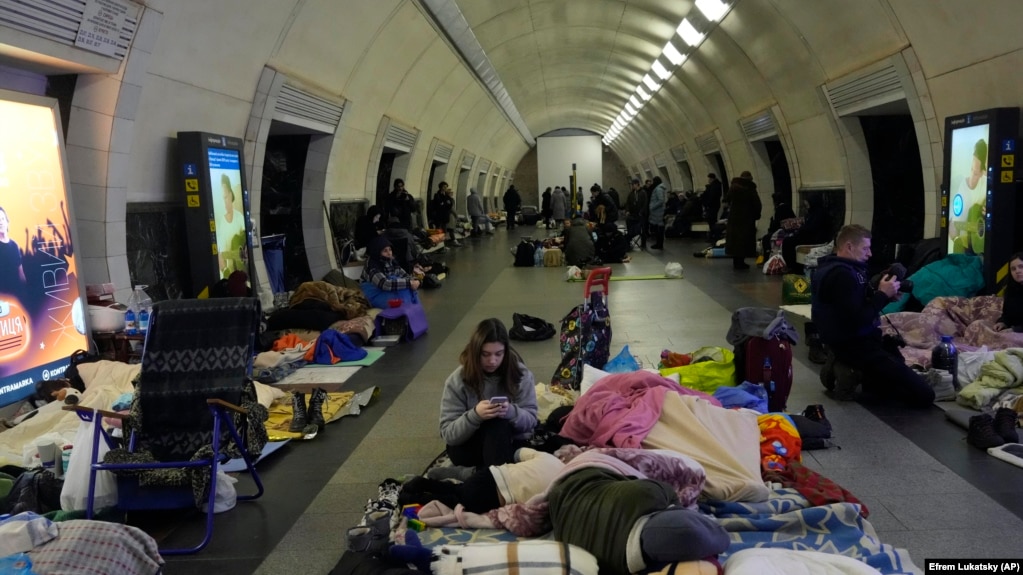Kiev, 2 mars dhe 24 gusht. Para fillimit të pushtimit, autoritetet në Kiev thanë se metroja e kryeqytetit ishte vendstrehimi më i mirë në rast të sulmeve. Pas 24 shkurtit, aty janë strehuar qindra njerëz. Tani, ajo duket ashtu siç dukej para se të niste lufta.