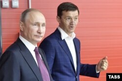 Biznesmeni Oleg Cherepanov (në anën e djathtë) dhe presidenti rus, Vladimir Putin. Jekaterinburg, 2017.