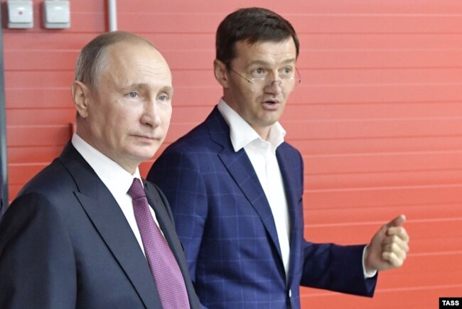 Biznesmeni Oleg Cherepanov (në anën e djathtë) dhe presidenti rus, Vladimir Putin. Jekaterinburg, 2017.