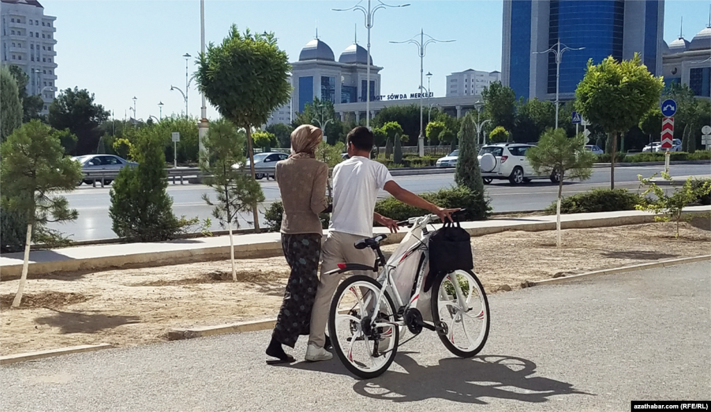 Aşgabat. Ak tigirli oglan we gyz.&nbsp;