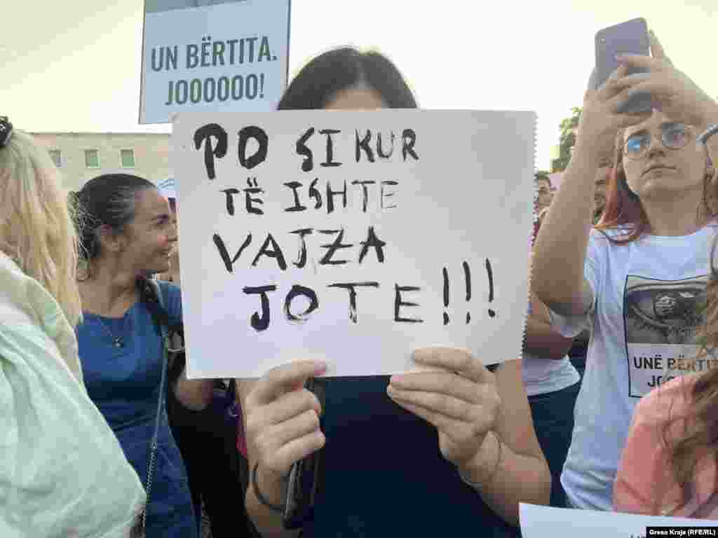 Një tjetër protestuese në Tiranë.