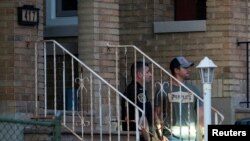 Policajci iz Nju Džerzija ispred zgrade gdje je živio Hadi Matar, optuženi za pokušaj ubistva pisca Salmana Ruždija, Fervju, SAD, 12. avgust 2022.