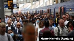 Putnici na londonskoj stanici Waterloo, trećeg dana štrajka radnika nacionalnih željeznica 23. juna 2022. (Ilustracija)