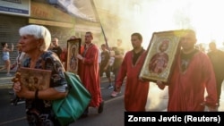 Un grup de protestatari religioși, în timpul unui protest împotriva Marșului EuroPride din Belgrad, 28 august 2022.