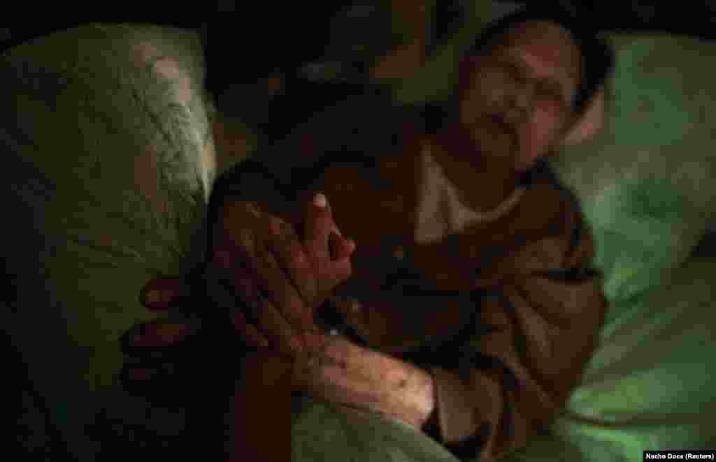 Ataiantz drži ruke svoje bake. &quot;Ona ne zna ništa o ratu. Ja joj kažem da vojska trenira&quot;, rekla je.