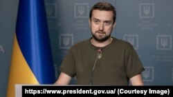 Кирило Тимошенко зазначив, що рятувальники наразі ліквідовують пожежу в Харкові, куди поцілили дві ракети