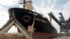 A Brave Commander hajó berakodás közben Pivdennyi kikötőjében 2022. augusztus 14-én