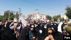 عکسی از تجمع اعتراضی مردم شهرکرد در مقابل استانداری، ۲۵ مرداد