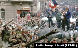 Радянські окупанти і чеська молодь, яка закликає їх піти з Чехословаччини. Прага, 21 серпня 1968 року