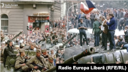 Tancuri sovietice și protestatari cehoslovaci, Piața Václav din Praga, 21 august 1968.