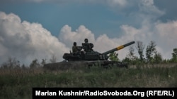 Український танк Т-72 неподалік бойових позицій в Донецькій області, серпень 2022 року 