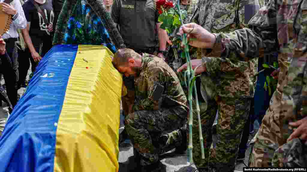 Державний прапор на труні героя. Прощання із добровольцем, командиром підрозділу &laquo;Карпатська Січ&raquo; Олегом Куциним