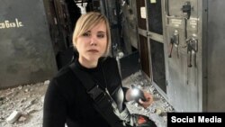 Daria Dughina, ca jurnalist, pe coridor a ceea ce era odată Uzina Metalurgică Azovstal de la Mariupol, punctul cel mai fierbinte al rezistenței ucrainene din zonă. Între cuvintele depreciative la adresa apărătorilor orașului folosite: „neoameni”.