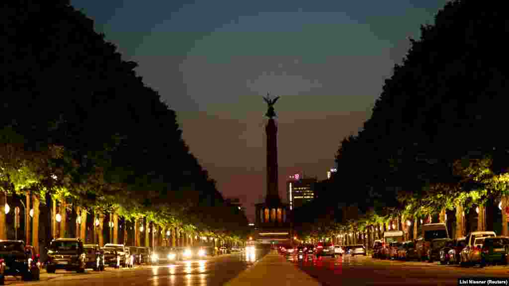 Столбот на победата во Берлин е еден од затемнетите споменици. На 24 август, Германија одобри драстични мерки за намалување на потрошувачката на енергија, вклучувајќи ограничување на греењето на 19 степени Целзиусови во јавните згради и исклучување на осветлувањето на спомениците. Се размислува и за забрана за греење на приватни базени.