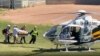 Salman Ruždi je na nosilima odveden u helikopter za transport u bolnicu nakon što je napadnut 12. avgusta 2022.