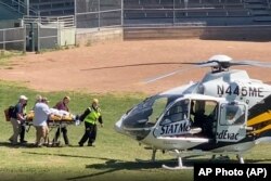 Helikopter viszi a megkéselt írót a New York állambeli Chautauqua kórházába 2022. augusztus 12-én