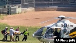 Салман Рушди е откаран с хеликоптер до болница след нападението на 12 август.