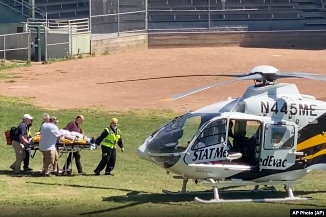 Salman Ruždi je na nosilima odveden u helikopter za transport u bolnicu nakon što je napadnut 12. augusta 2022.