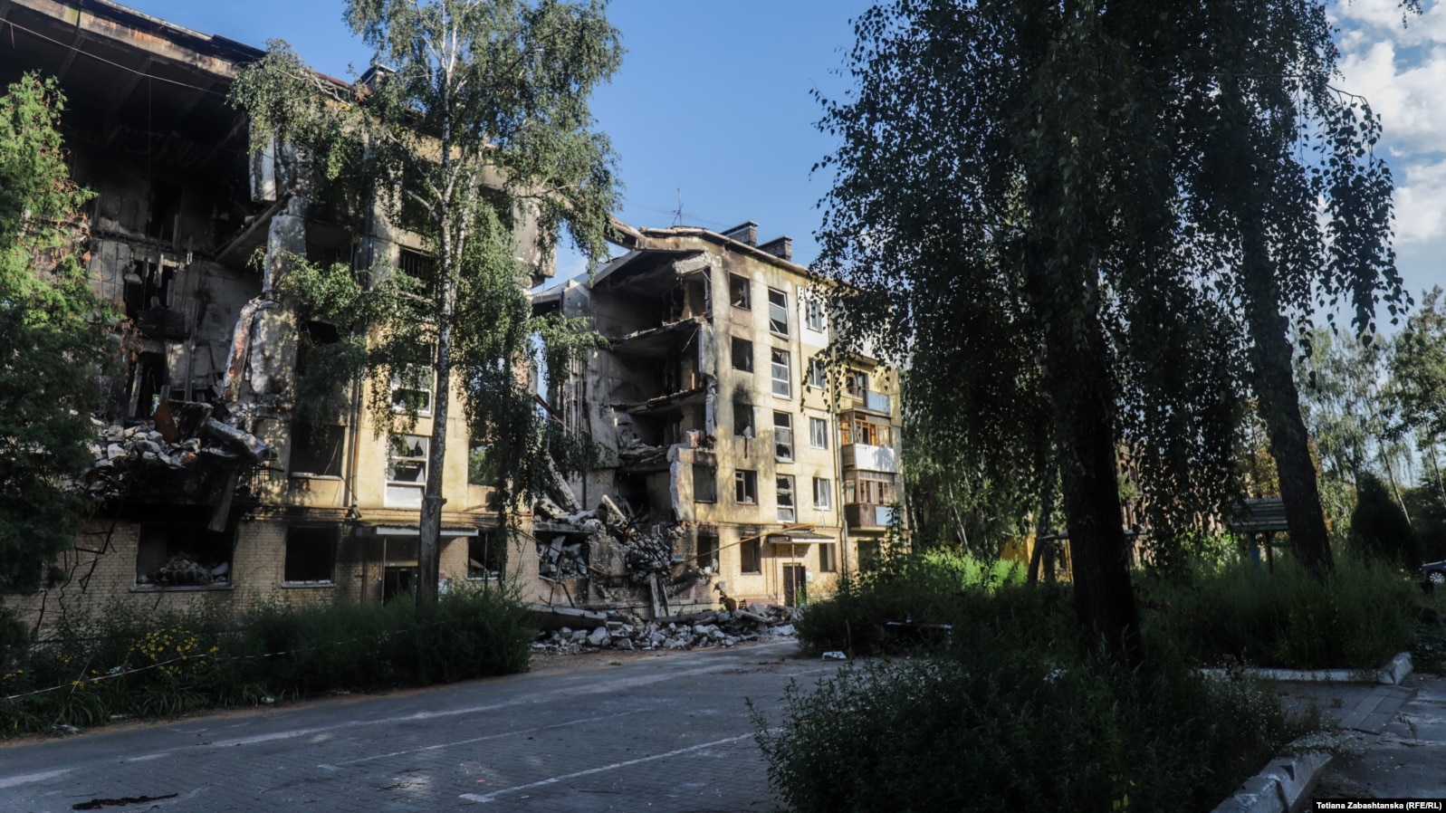 Зруйнований будинок після окупації російською армією у Гостомелі