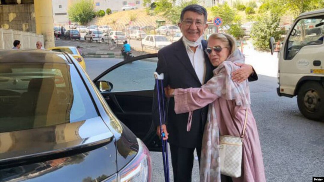 پیشتر سازمان عفو بین‌الملل در مورد عواقب بیماری آقای مصاحب در زندان هشدار داده و بر لزوم اقدام برای آزادی او تاکید کرده بود