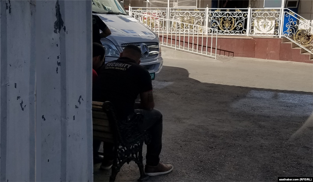 Aşgabat. Andalyp köçesiniň ugrundaky dükanyň esasy girelgesi ýapyk.