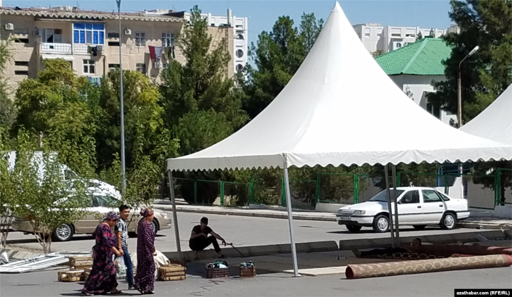 Aşgabat. Toý çadyry dikilýär.&nbsp;