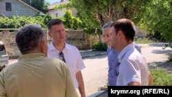 Крымчане пришли к зданию Феодосийского городского суда, где проходит процесс над Ириной Данилович, август 2022 года