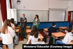 Câteva sute de elevi ucraineni învață în școlile românești, dar în sistemul ucrainean, predat de profesorii veniți din țara vecină. Ministrul Educației a mers la câteva astfel de școli.