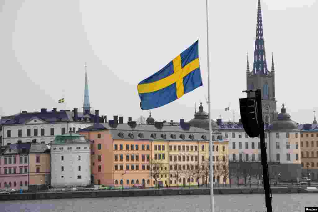 ШВЕДСКА -&nbsp;Екстремно десничарски активист од Данска добил дозвола од полицијата да организира протест пред турската амбасада во главниот град на Шведска, Стокхолм, на 21 јануари. Тоа би можело да ги искомплицира напорите на Шведска да ја убеди Турција да го одобри членството во НАТО. Во исто време, и протурските и прокурдските групи планираат да одржат демонстрации во главниот град на Шведска, пренесува агенцијата АФП.