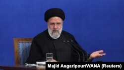 İran Milli Məclisinin oktyabrın 4-də keçirilən sessiyasında prezident İbrahim Rəisi ölkədəki “çatışmazlıqları” etiraf edib
