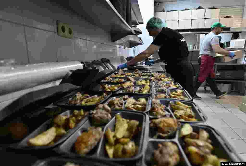 A World Central Kitchen önkéntesei ételt készítenek egy étterem konyhájában Harkivban