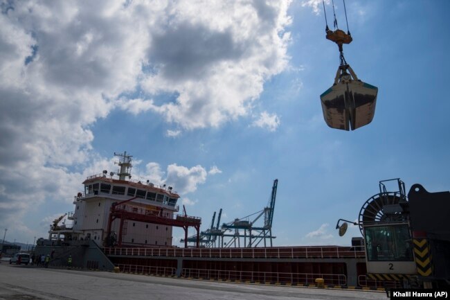 Primele transporturi de cereale ucrainene ca urmare a acordului de transport prin Marea Neagră au plecat din porturile ucrainene în august 2022.