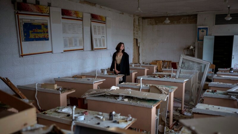 300 разбураных школ, кожны 7-ы ўкраінскі школьнік — у краінах ЭЗ. Як украінскія школьнікі пачалі навучальны год