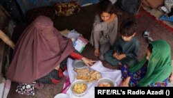 فقر و ناداری دسترخوان بسیاری از خانواده ها را در افغانستان تحت تاثیر قرار داده است