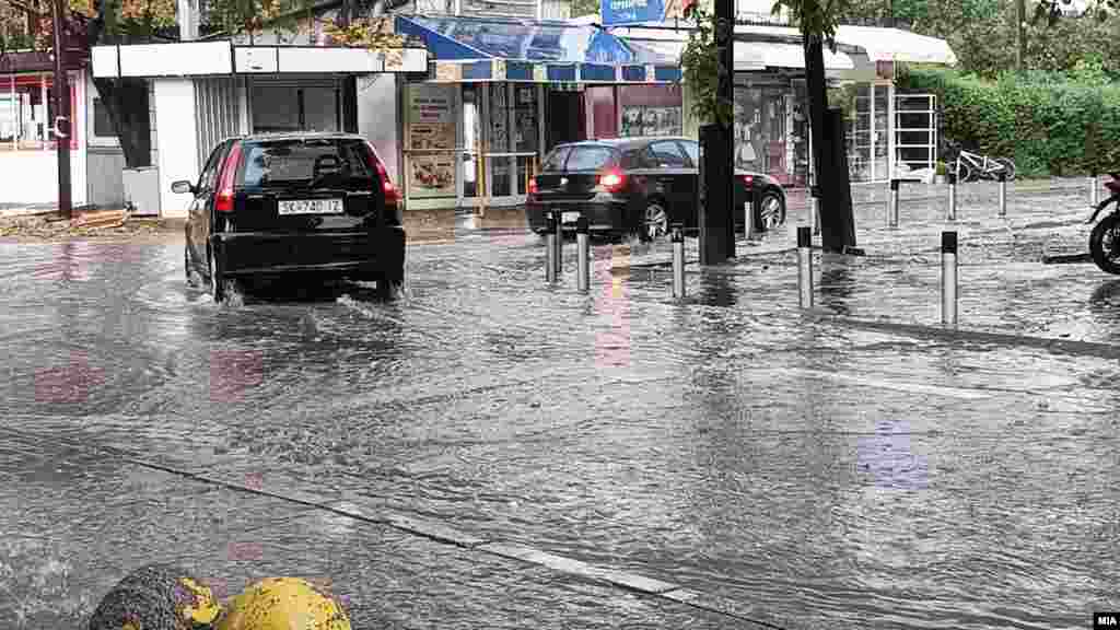 Nevrijeme u Skoplju pratila je jaka kiša i tuča.