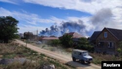 Дим від вибухів на військовому аеродромі увселищі Новофедорівка поблизу міста Саки в окупованому Криму. Фото від 9 серпня 2022 року