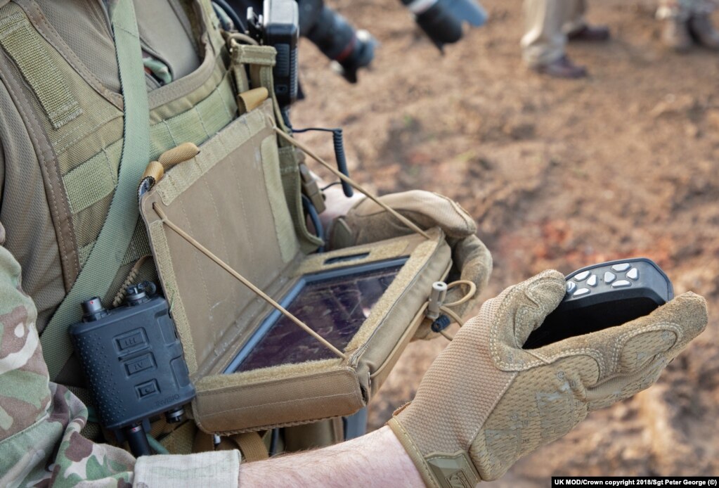 Një ushtar britanik duke shikuar ekranin e sistemit të Grerëzës së Zezë. Telekomanda e lë një dorë të lirë për ta mbajtur dhe për ta lëshuar dronin.