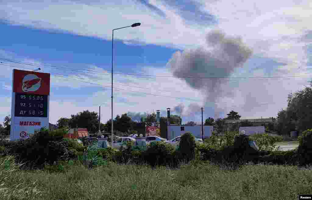 Дым от взрывов на военном аэродроме в поселке Новофедоровка вблизи города Саки в оккупированном Крыму. Фото от 9 августа 2022 года