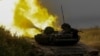 Ukrán katonák tankkal lőnek az orosz csapatok felé egy donyecki állásnál 2022. augusztus 12-én