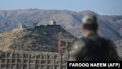 A Pakistani Army soldier stands guard on the border between Pakistan and Afghanistan. (file photo)