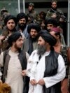 Ауғанстан "Талибан" үкіметінде премьер-министр орынбасары қызметін атқаратын Молла Абдул Ғани Барадар (ортада) мен өзге де шенділер "Талибанның" негізін қалаушы әрі лидері болған молла Омардың қазасына тоғыз жыл толуына орай өткен аста. Кабул, 24 сәуір 2022 жыл.