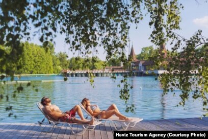 Fotografi promovuese që tregon Hevizin, një qytet me banjë termike rreth 200 kilometra në jugperëndim të Budapestit. 9 gusht 2022.