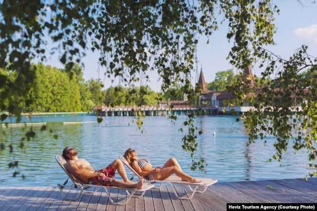 Fotografi promovuese që tregon Hevizin, një qytet me banjë termike rreth 200 kilometra në jugperëndim të Budapestit. 9 gusht 2022.