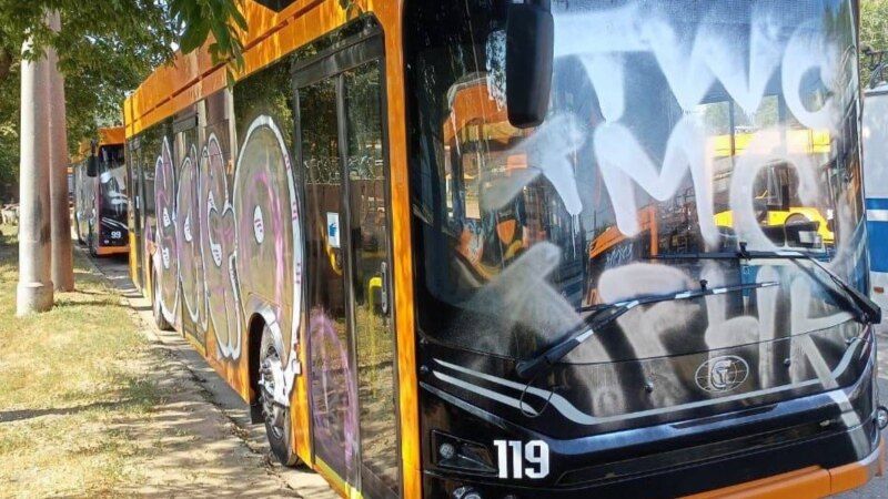 В Самаре вандалы разрисовали городские троллейбусы