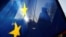 Польський прикордонник стоїть біля прапора ЄС на церемонії в прикордонному пункті Градек-над-Нісой на кордоні Польщі з Чехією під час приєднання двох країн до Шенгенської зони. 21 грудня 2007 року